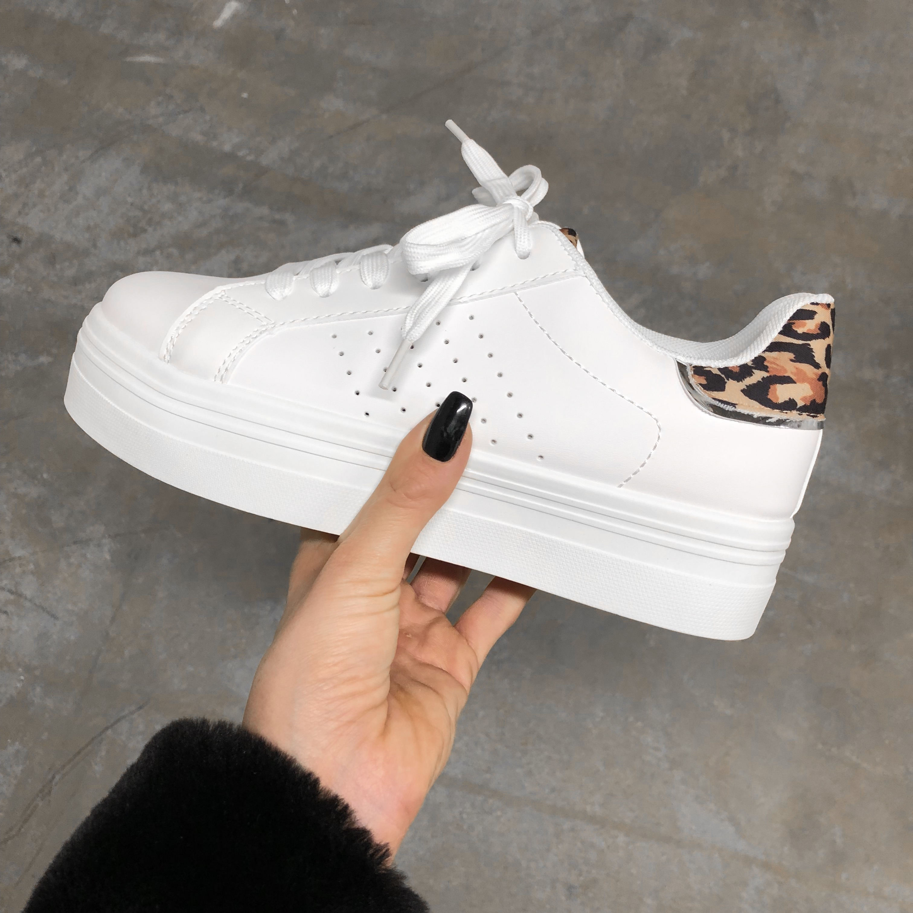 Kim white leo sneaker | Shoewanted.nl | Witte sneaker met panter